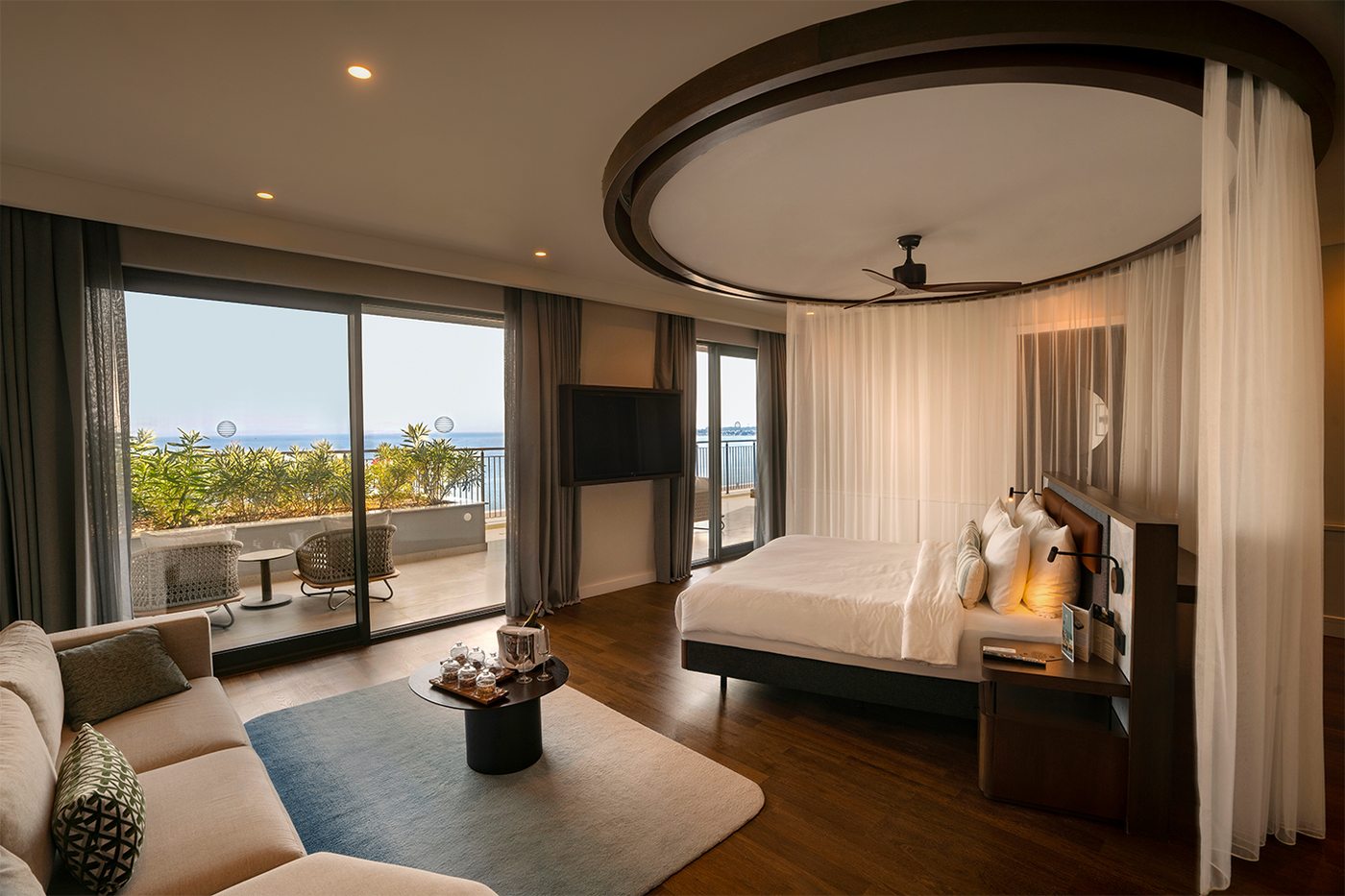 Suite with sea view, terrace and a circular canopy over the bed